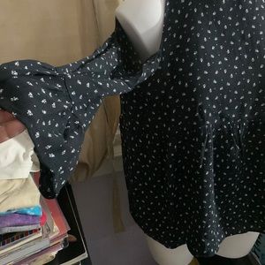 5/$15 Cold shoulder top